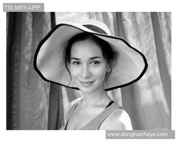 足球明星太原女友最新照片曝光引发热议粉丝纷纷点赞评论不断