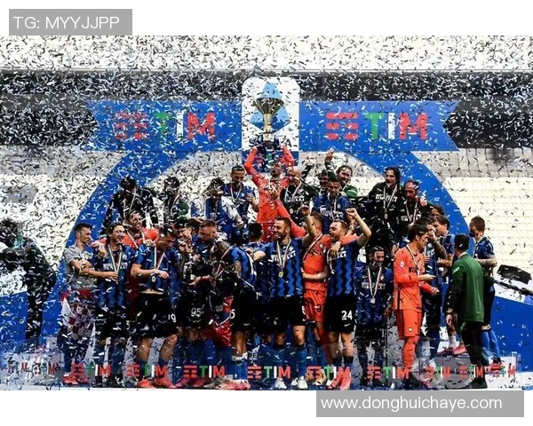 国际足球明星们的温馨圣诞合影展现节日的团结与快乐