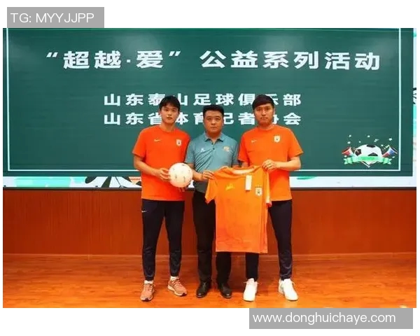 足球明星温暖瞬间展现爱心公益活动的感人照片合集